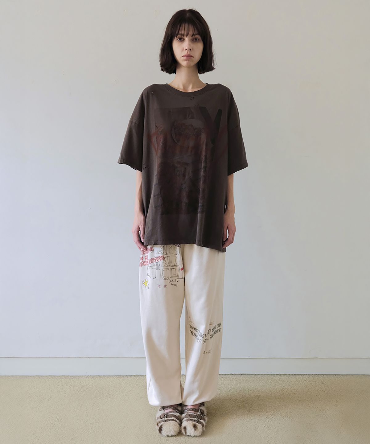 더블유케이엔디 프로젝트(WKND PROJECT) BRUSHED PIZZA HAND PAINTED TEE (BROWN)