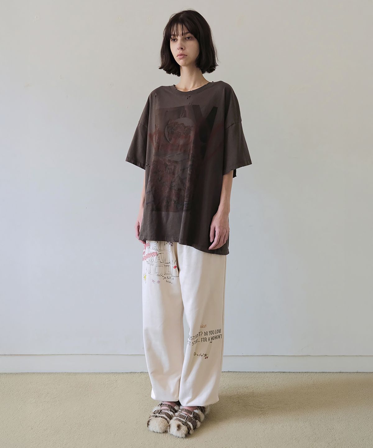 더블유케이엔디 프로젝트(WKND PROJECT) BRUSHED PIZZA HAND PAINTED TEE (BROWN)