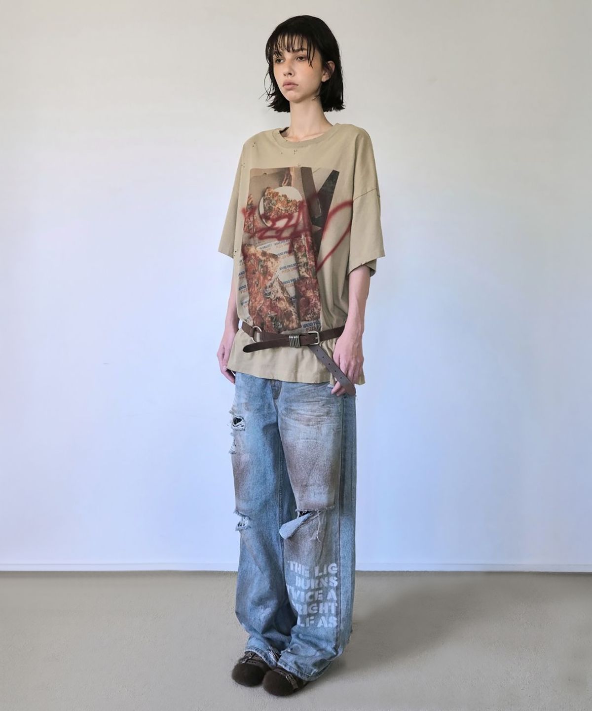 더블유케이엔디 프로젝트(WKND PROJECT) BRUSHED PIZZA HAND PAINTED TEE (KHAKI BEIGE)