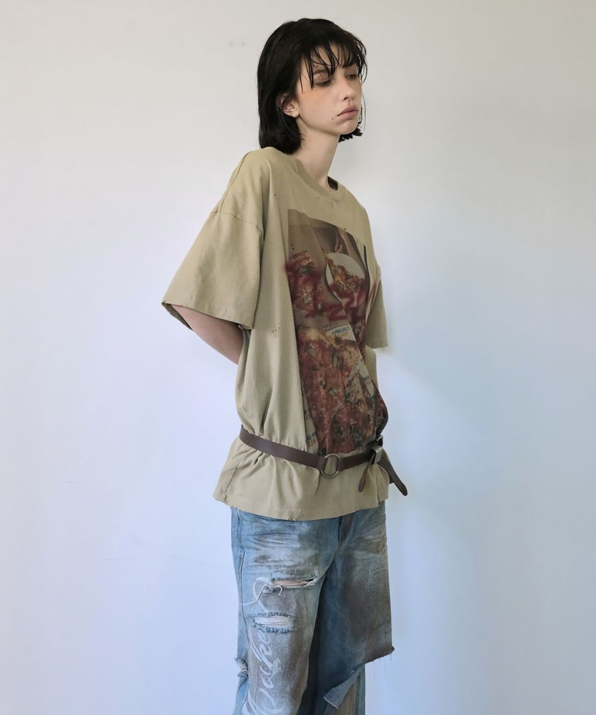 더블유케이엔디 프로젝트(WKND PROJECT) BRUSHED PIZZA HAND PAINTED TEE (KHAKI BEIGE)