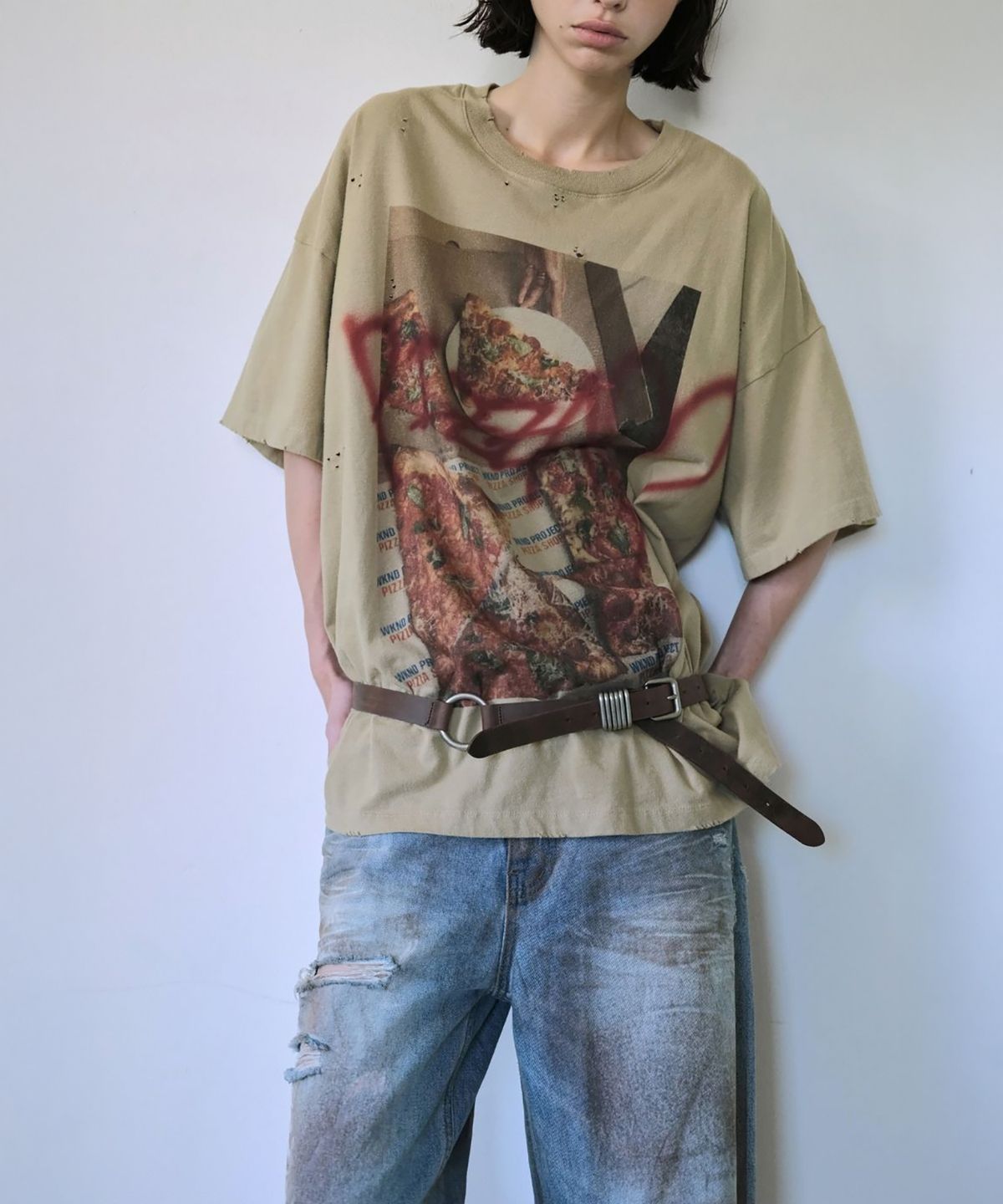 더블유케이엔디 프로젝트(WKND PROJECT) BRUSHED PIZZA HAND PAINTED TEE (KHAKI BEIGE)