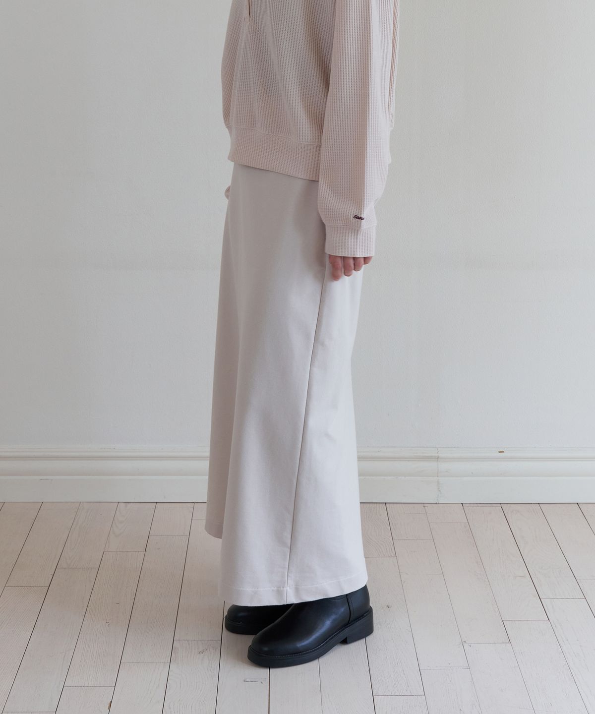 톤드(TONED) Soft touch lettering long skirt (beige)