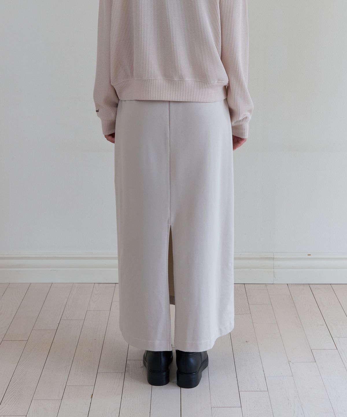 톤드(TONED) Soft touch lettering long skirt (beige)