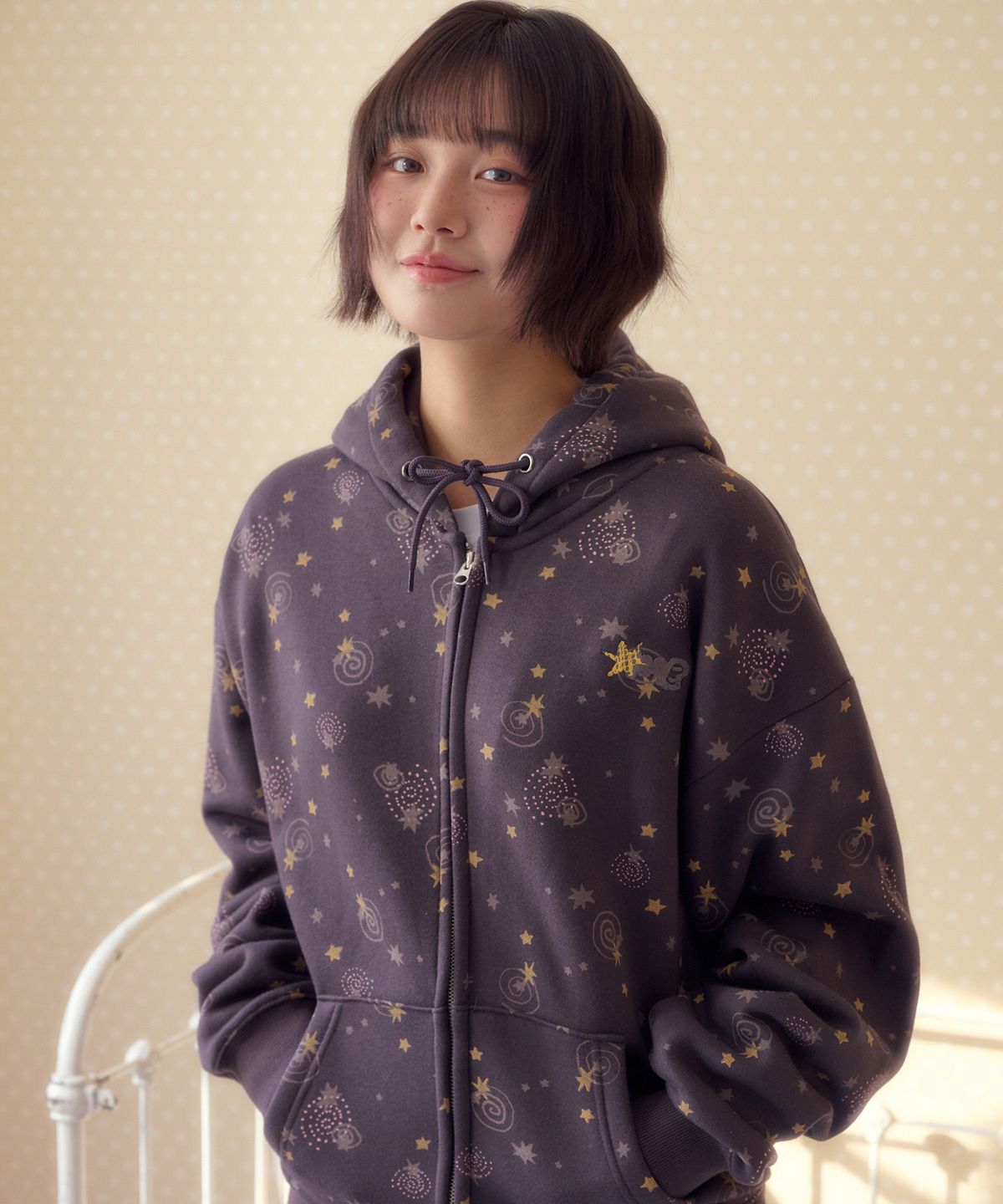 엠블러(AMBLER) [SET] Curly Star 자수 집업 후드 집업 팬츠 셋업 (다크브라운)