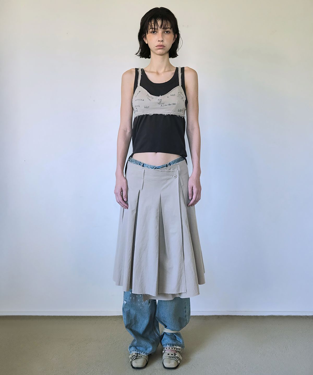 더블유케이엔디 프로젝트(WKND PROJECT) CUT-OFF SCRIBBLE MONO BUSTIER (SAND GRAY)