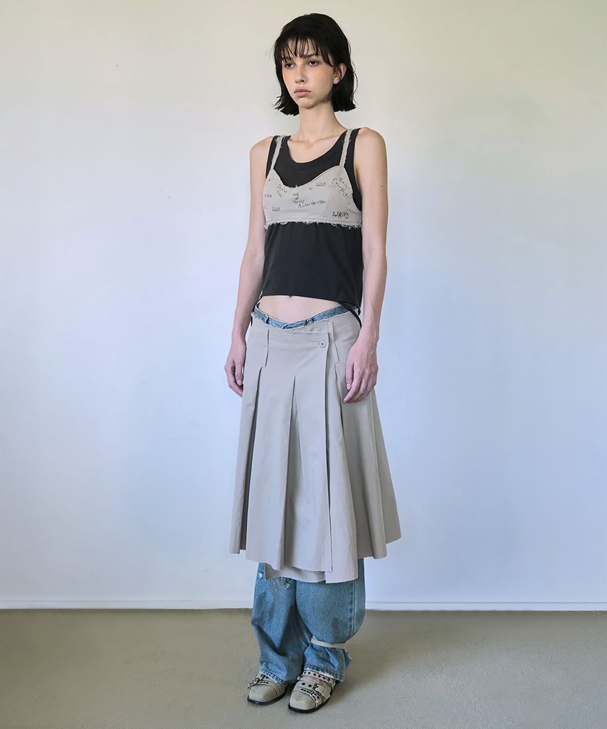 더블유케이엔디 프로젝트(WKND PROJECT) CUT-OFF SCRIBBLE MONO BUSTIER (SAND GRAY)
