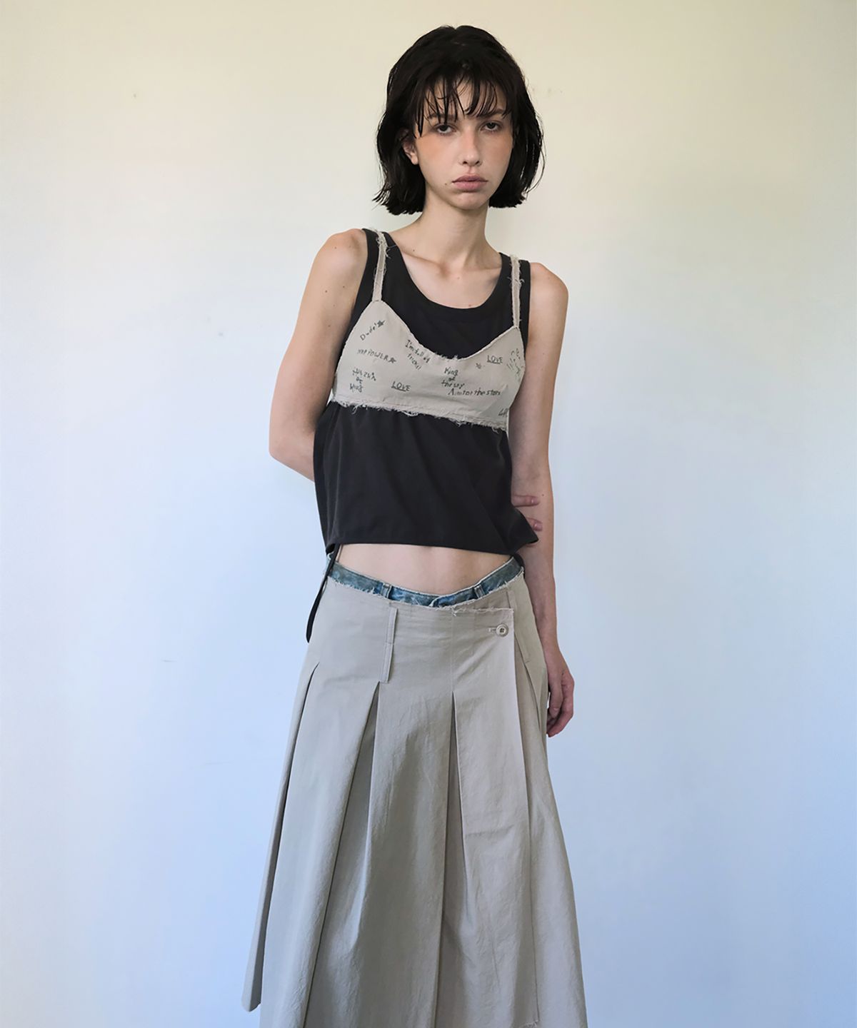 더블유케이엔디 프로젝트(WKND PROJECT) CUT-OFF SCRIBBLE MONO BUSTIER (SAND GRAY)