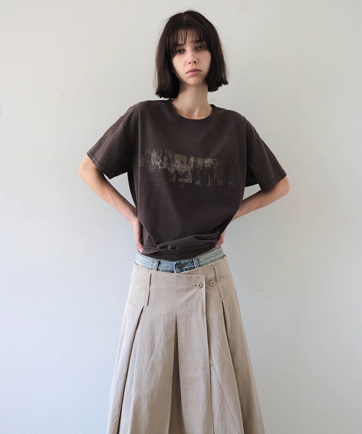 더블유케이엔디 프로젝트(WKND PROJECT) MARKED UP GRAPHIC TEE (CHARCOAL)