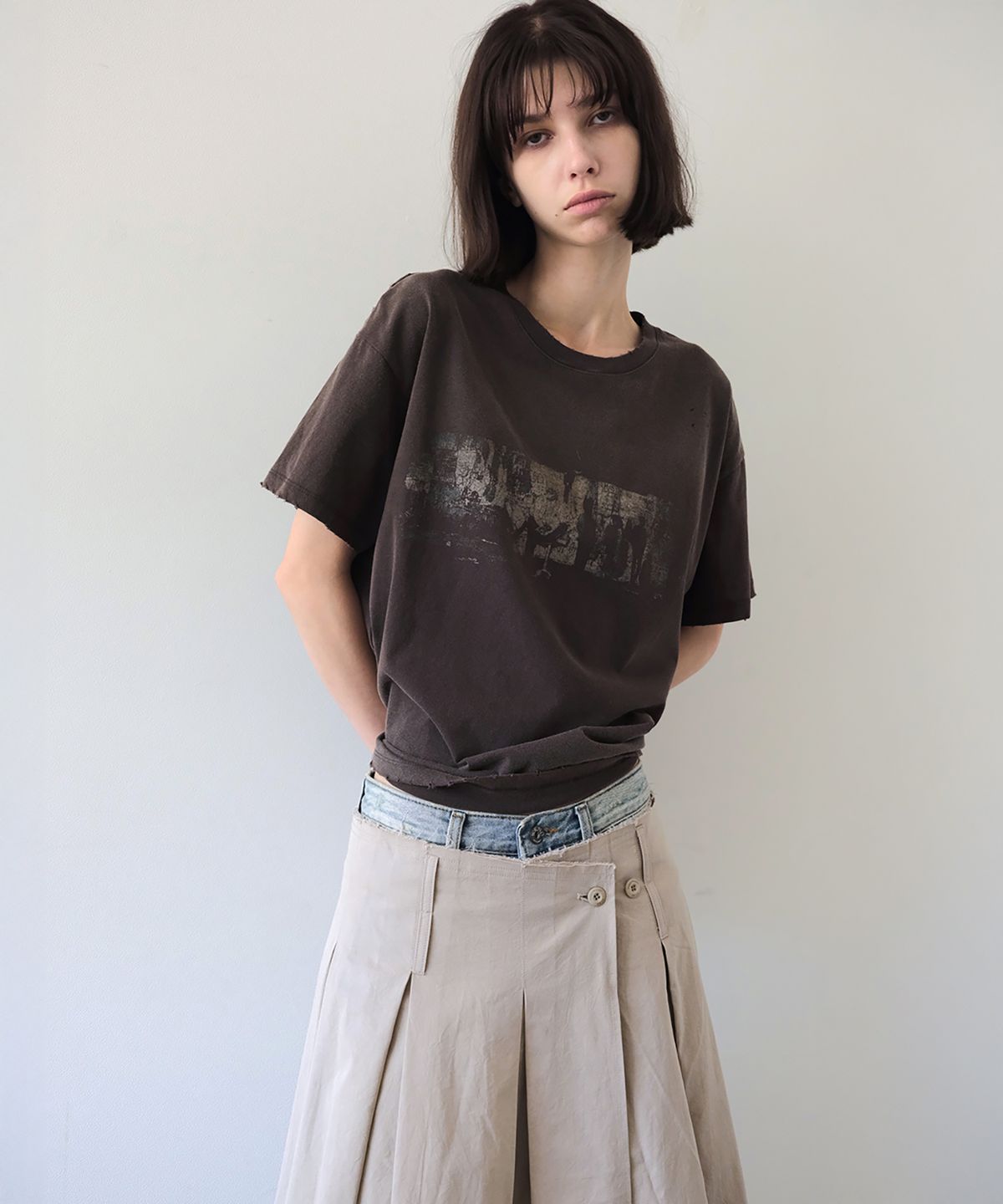 더블유케이엔디 프로젝트(WKND PROJECT) MARKED UP GRAPHIC TEE (CHARCOAL)