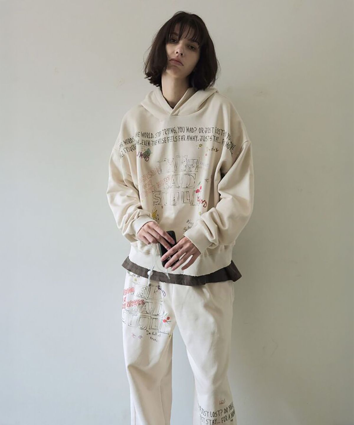 더블유케이엔디 프로젝트(WKND PROJECT) SCRIBBLE HOTFIX HOODIE (IVORY)