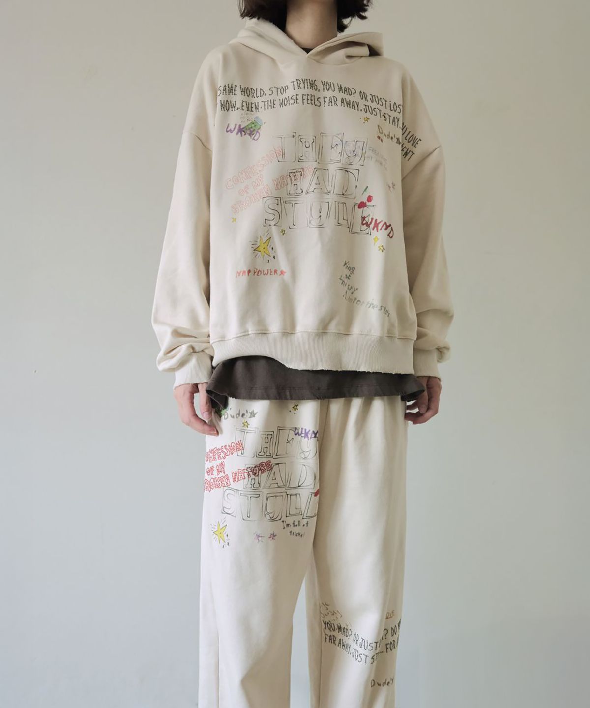 더블유케이엔디 프로젝트(WKND PROJECT) SCRIBBLE HOTFIX HOODIE (IVORY)