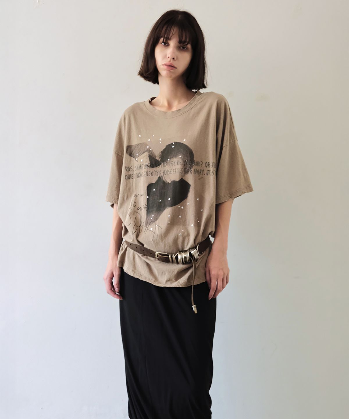 더블유케이엔디 프로젝트(WKND PROJECT) LAYERED GRAPHIC TEE (BROWN)