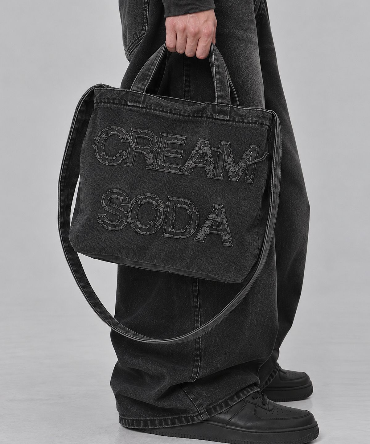 크림소다랩(CREAM SODA LAB) 아플리케 데미지 데님 에코백 블랙