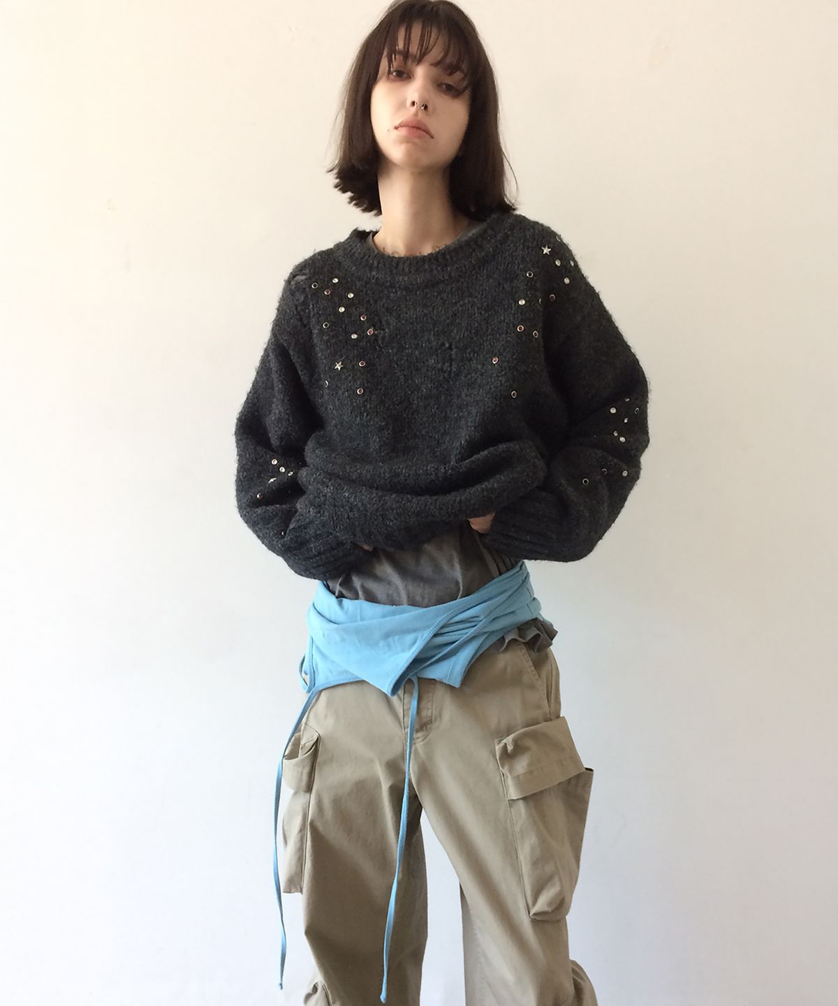더블유케이엔디 프로젝트(WKND PROJECT) STUDDED DAMAGE KNIT (CHARCOAL)