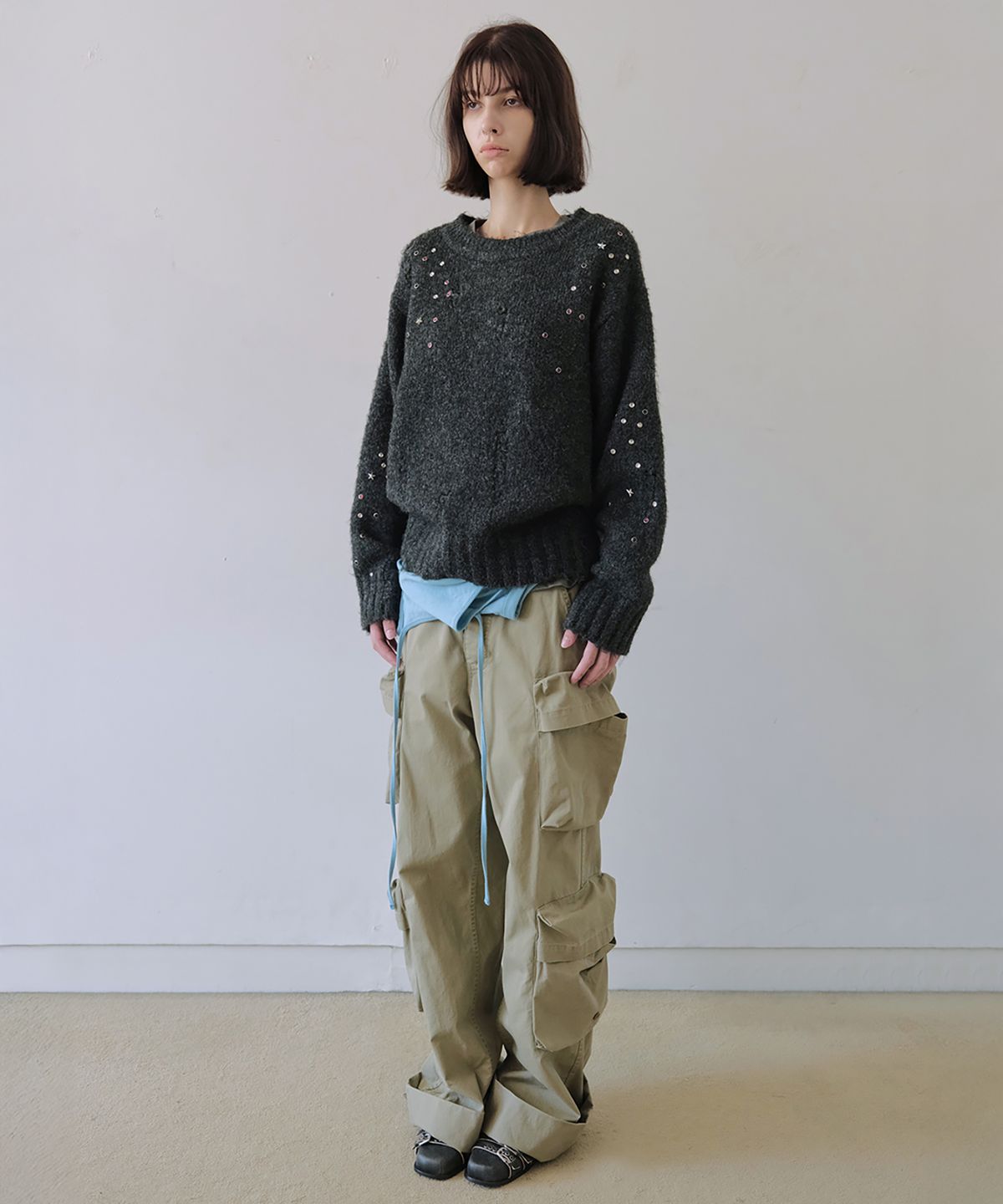 더블유케이엔디 프로젝트(WKND PROJECT) STUDDED DAMAGE KNIT (CHARCOAL)