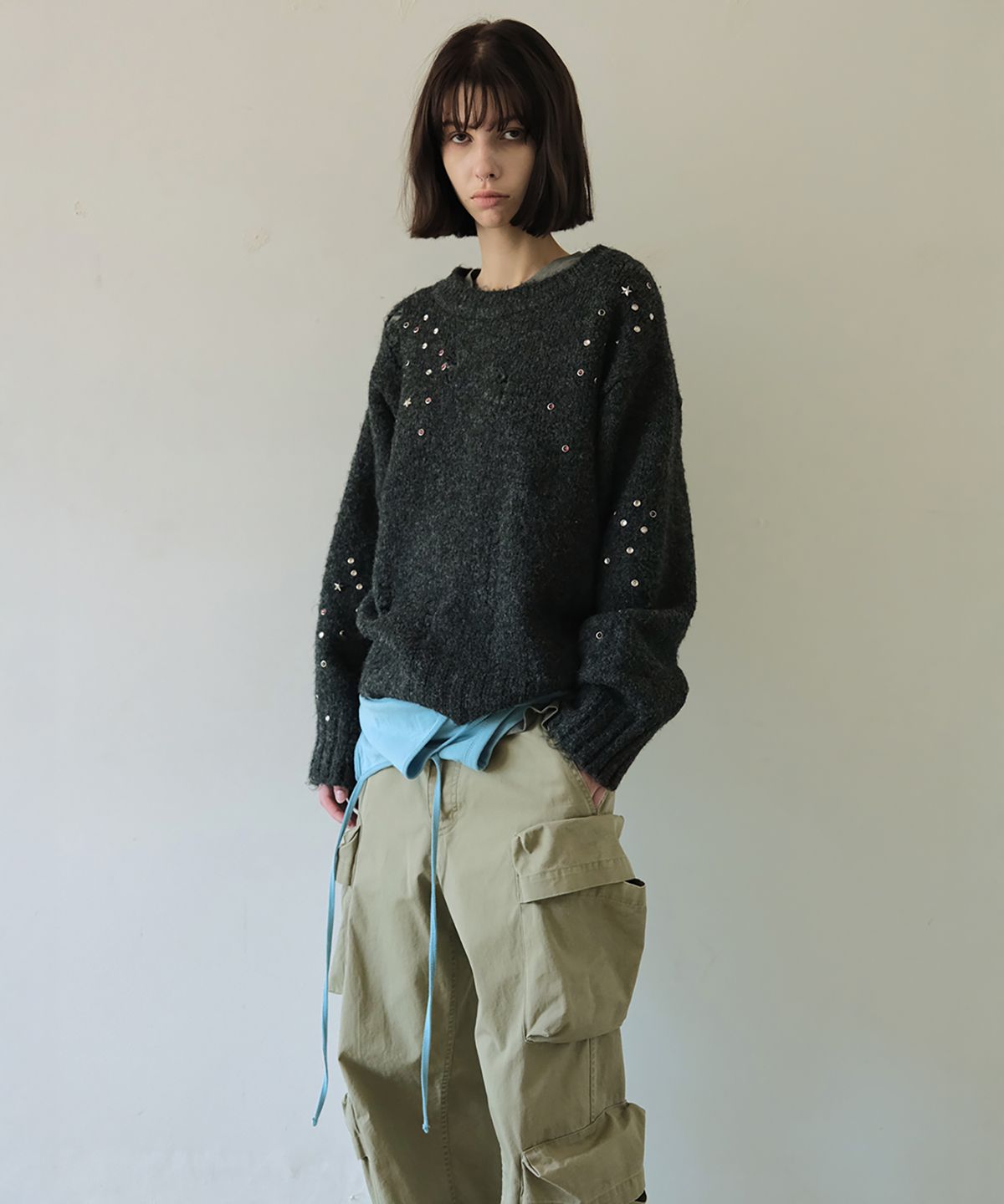 더블유케이엔디 프로젝트(WKND PROJECT) STUDDED DAMAGE KNIT (CHARCOAL)