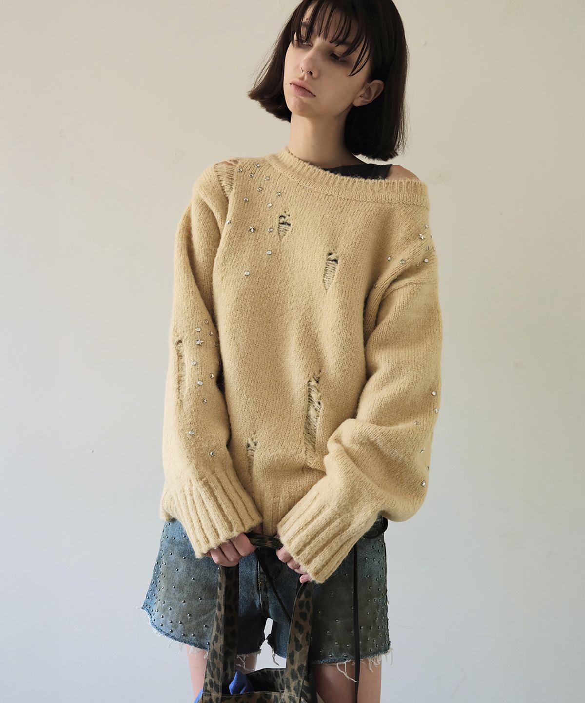 더블유케이엔디 프로젝트(WKND PROJECT) STUDDED DAMAGE KNIT (YELLOW BEIGE)