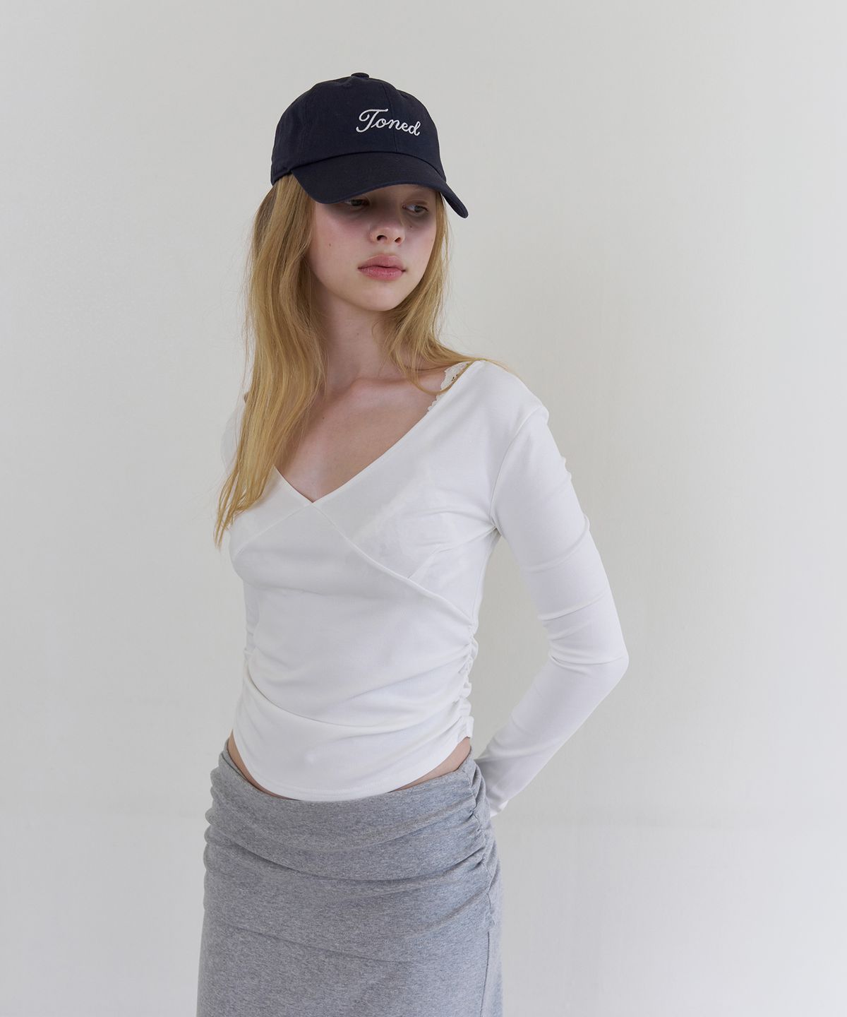 톤드(TONED) V-neck ballet sleeve t-shirt (white)