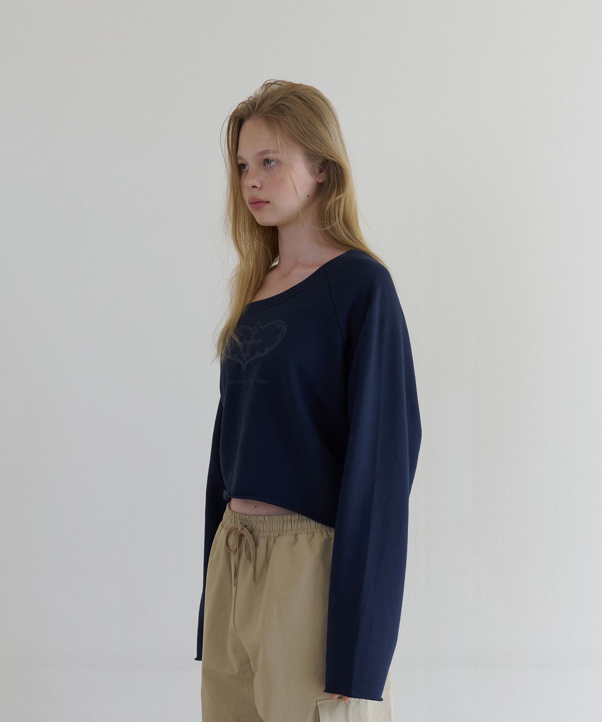 톤드(TONED) Unbalanced t-heart sweatshirt (navy)