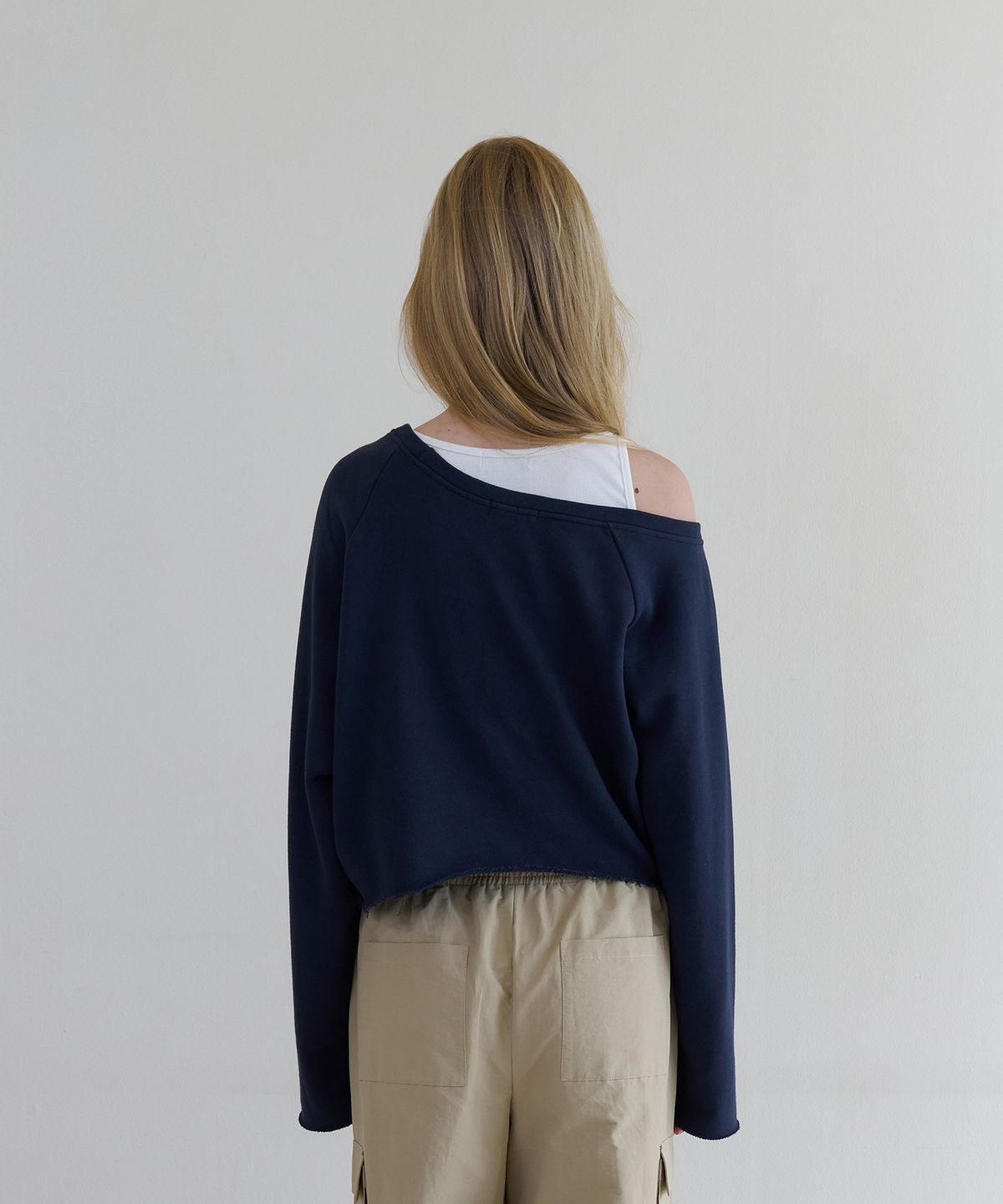 톤드(TONED) Unbalanced t-heart sweatshirt (navy)