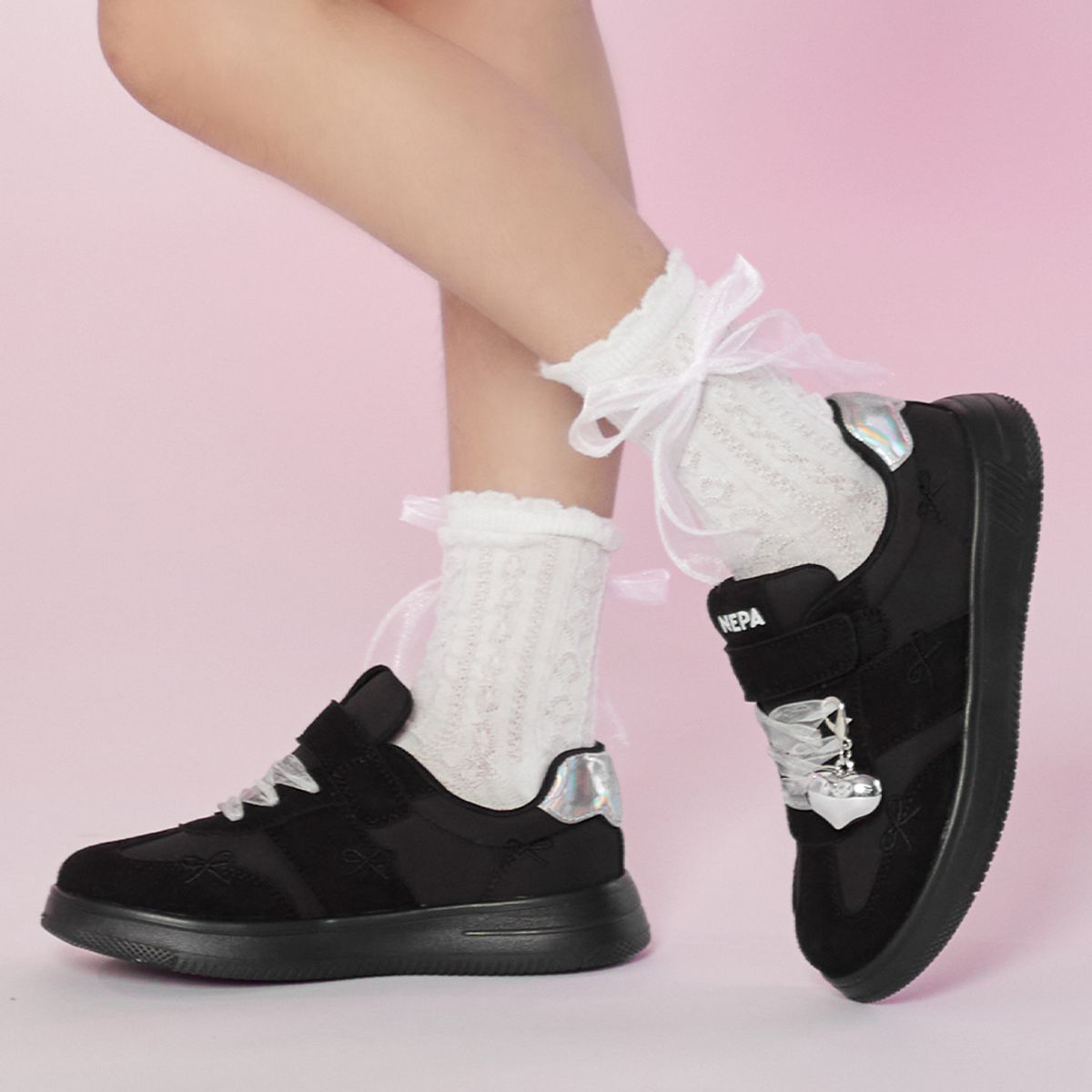 네파 키즈 악세서리(NEPAKIDS ACC) 에스텔 신꾸 하트참 스트랩 운동화 블랙 NE6FW02BLK