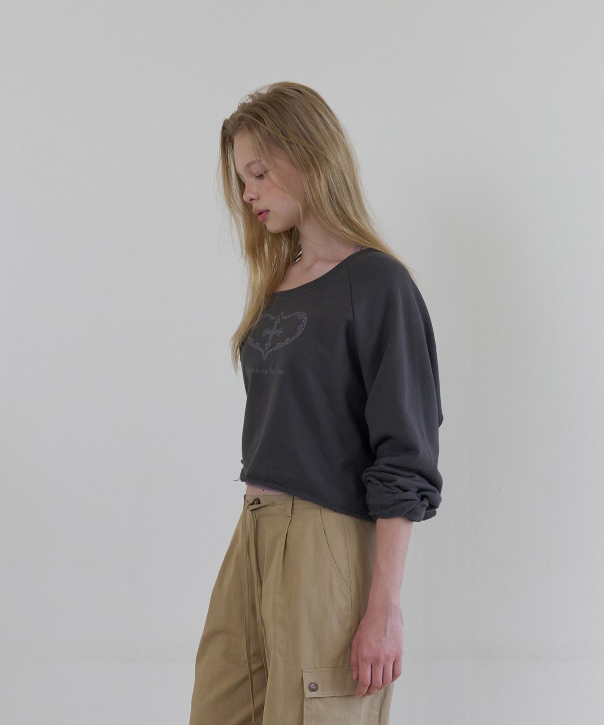 톤드(TONED) Unbalanced t-heart sweatshirt (chacoal)