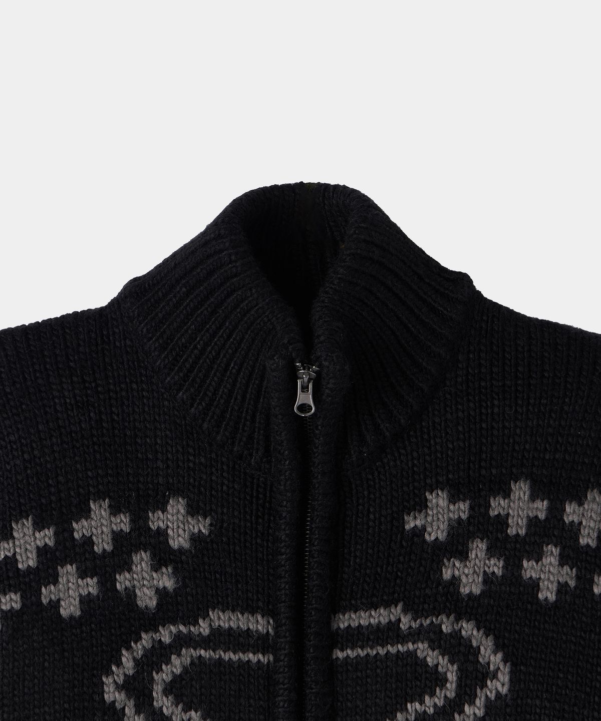 메종미네드(MAISON MINED) CELTIC CROSS KNIT ZIP-UP BLACK