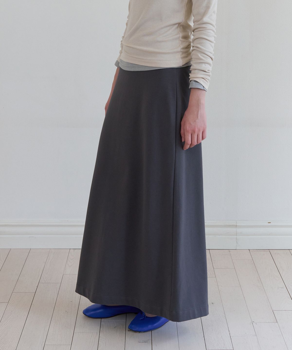 톤드(TONED) Soft touch lettering long skirt (chacoal)
