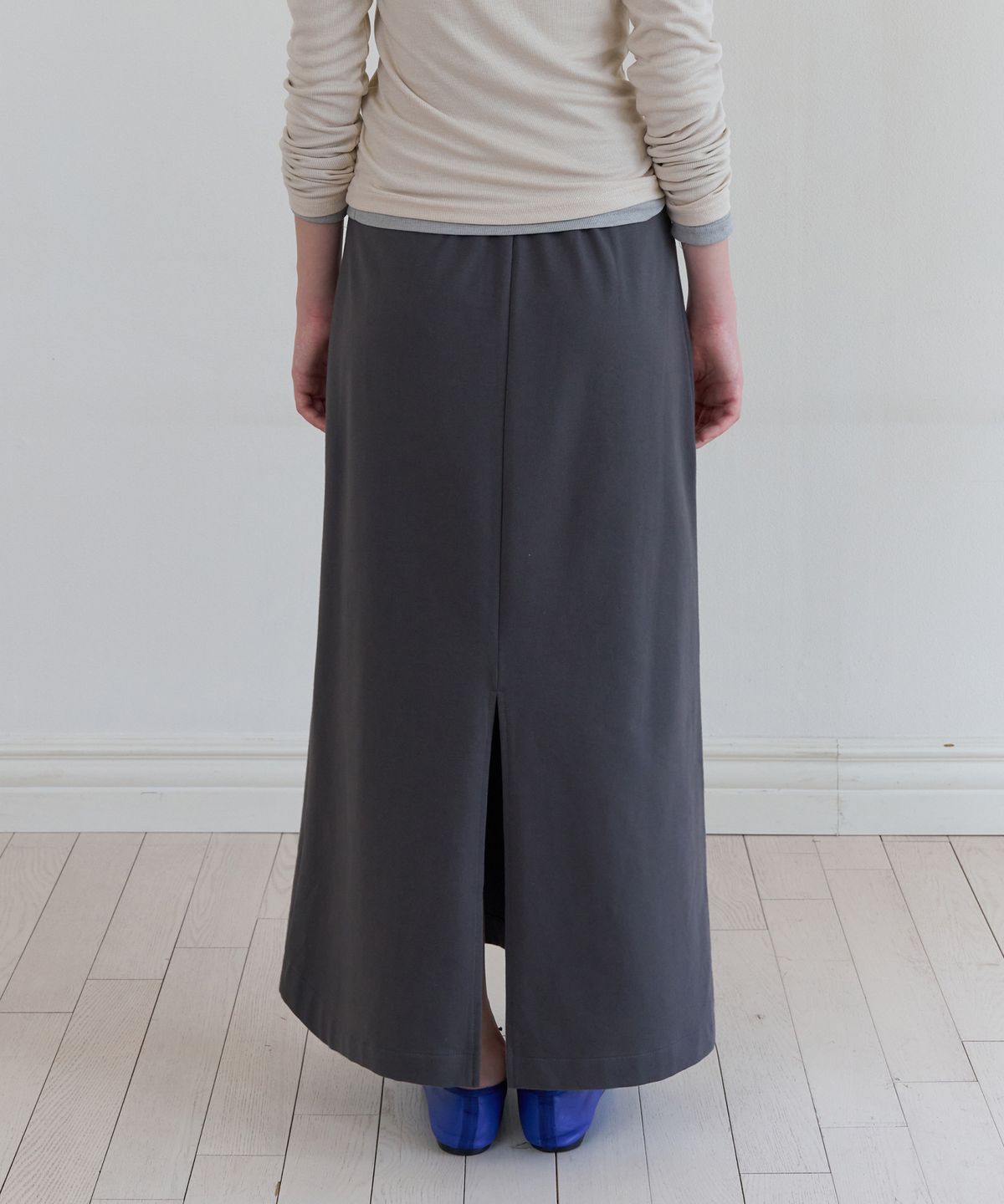 톤드(TONED) Soft touch lettering long skirt (chacoal)