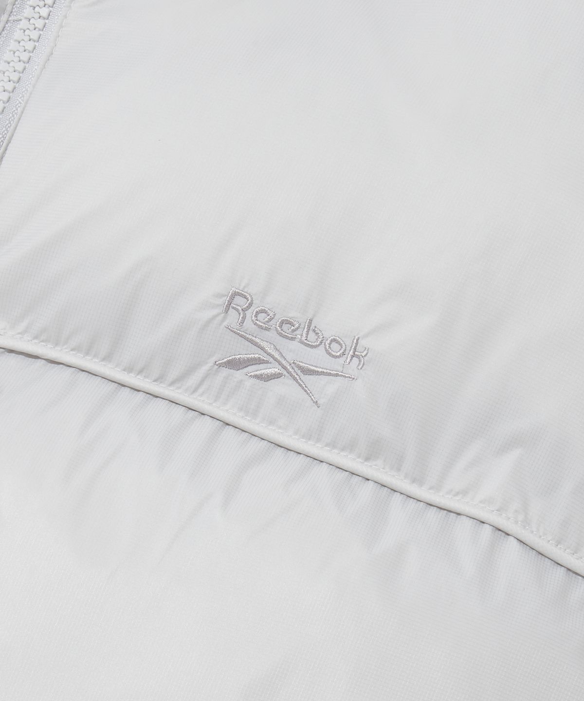 리복(REEBOK) 리버시블 패딩 베스트 (W) - 실버 그레이