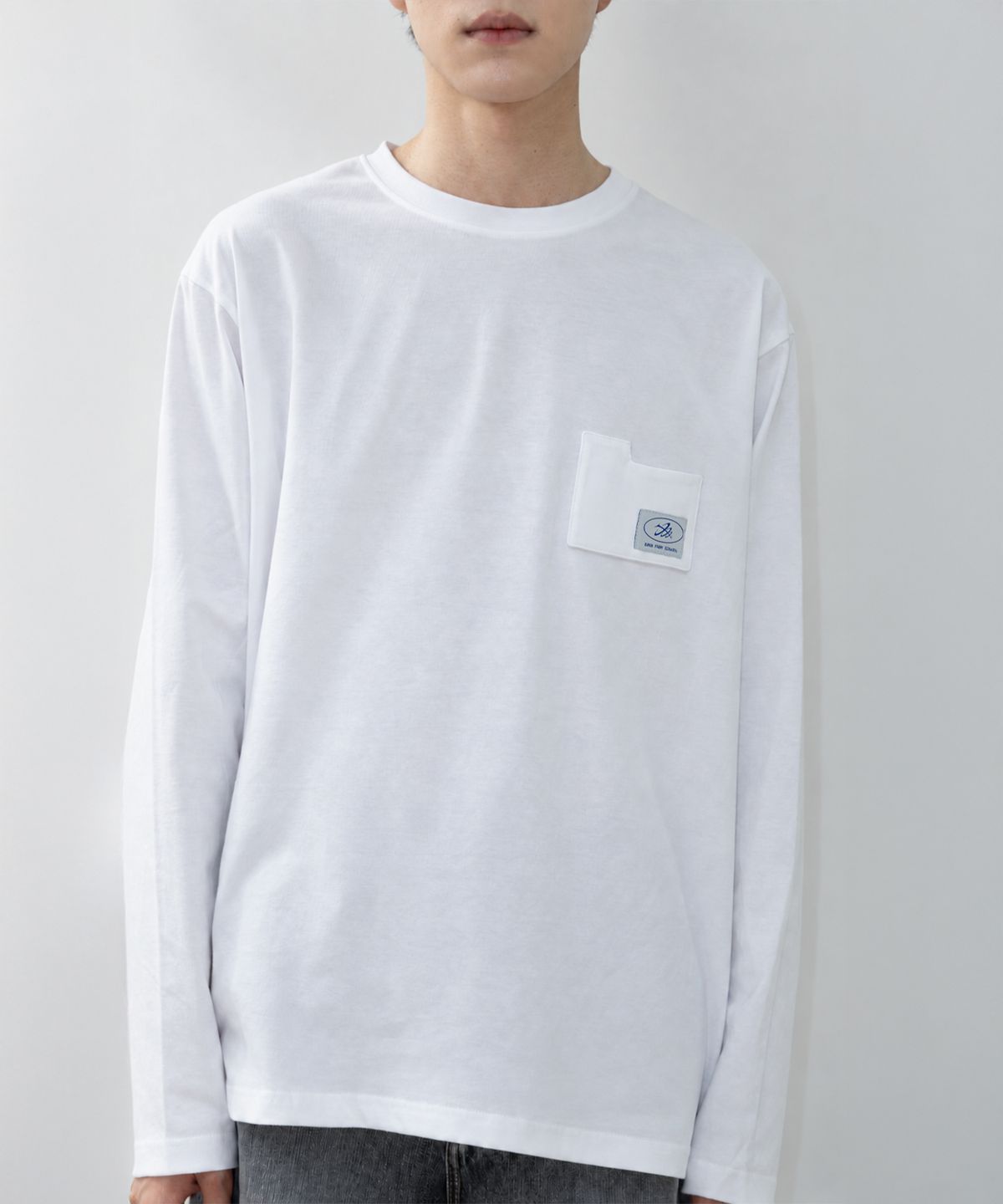 본프롬바이너리(BORNFROMBINARY) Folder shaped pocket long sleeve T-shirt (White)