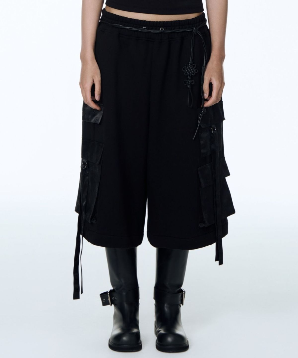 칠 하나 투 구육(71TO96) Hanbok Fabric Cargo Bermuda Pants (Black)