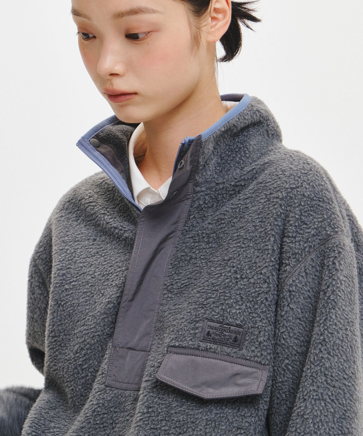 제너럴아이디어(GENERALIDEA) UNISEX 하이넥 반집업 플리스 아노락 [CHARCOAL] / GF3USS005
