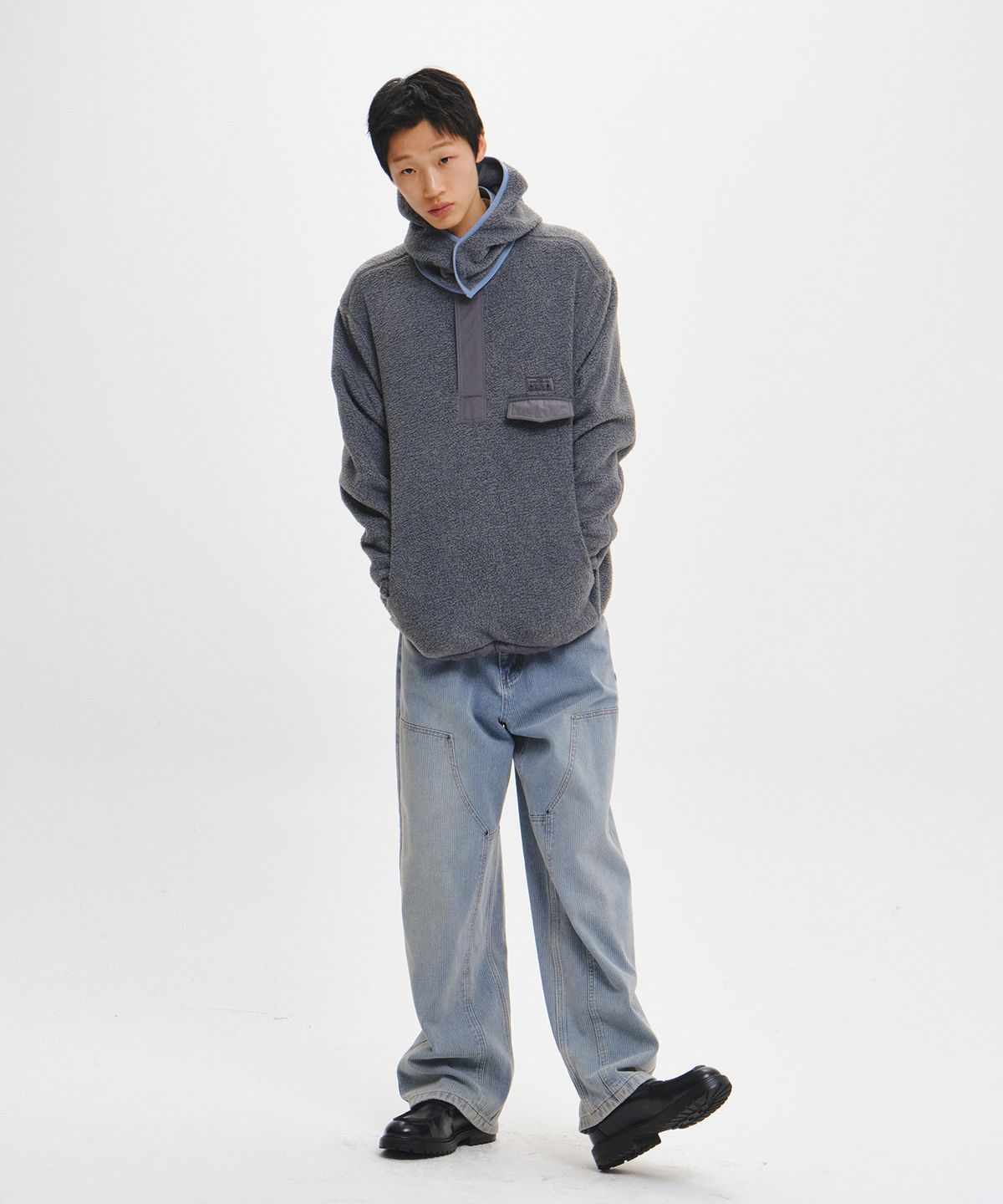제너럴아이디어(GENERALIDEA) UNISEX 하이넥 반집업 플리스 아노락 [CHARCOAL] / GF3USS005