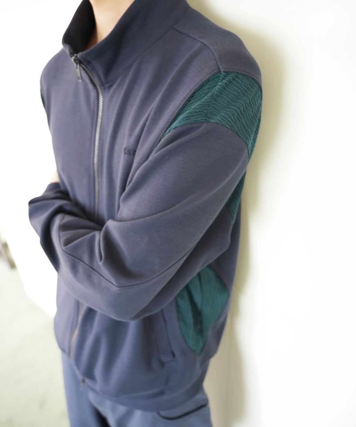 다시(DASI) Contrast drop zip-up (Navy)