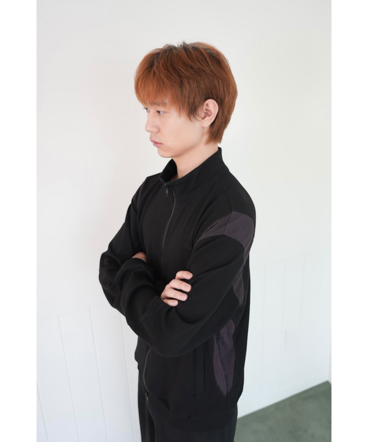 다시(DASI) Contrast drop zip-up (Black)