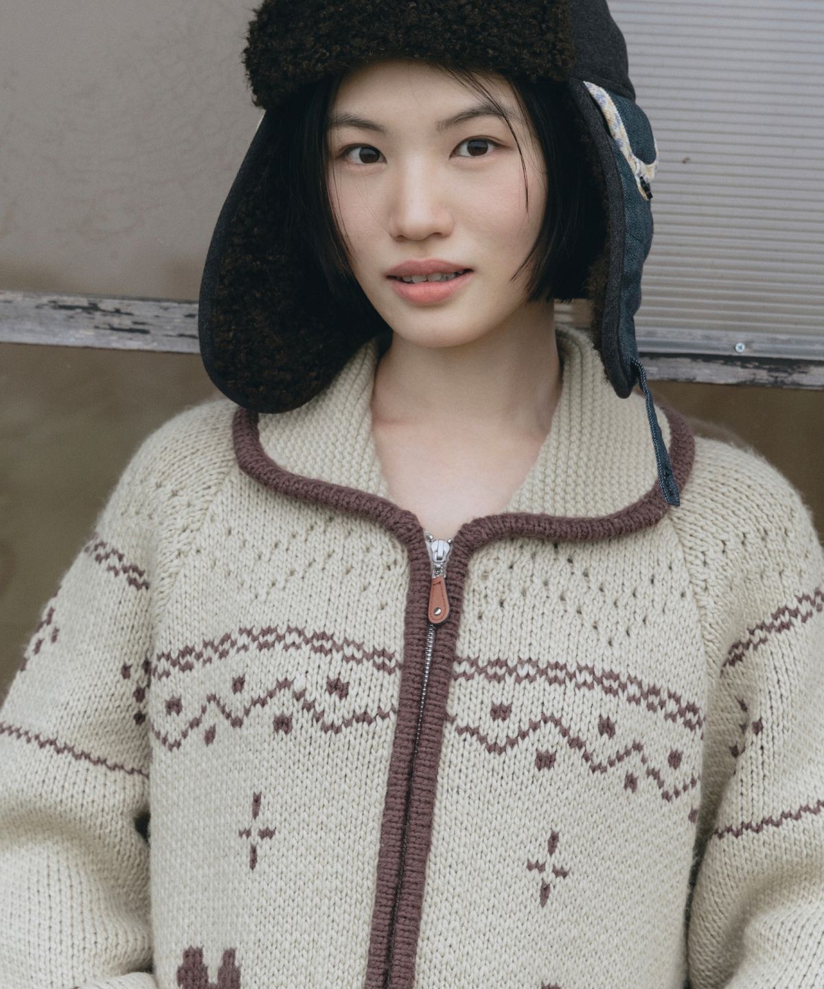 오헤시오(OHESHIO) FLORAL POCKET TRAPPER HAT, CHARCOAL