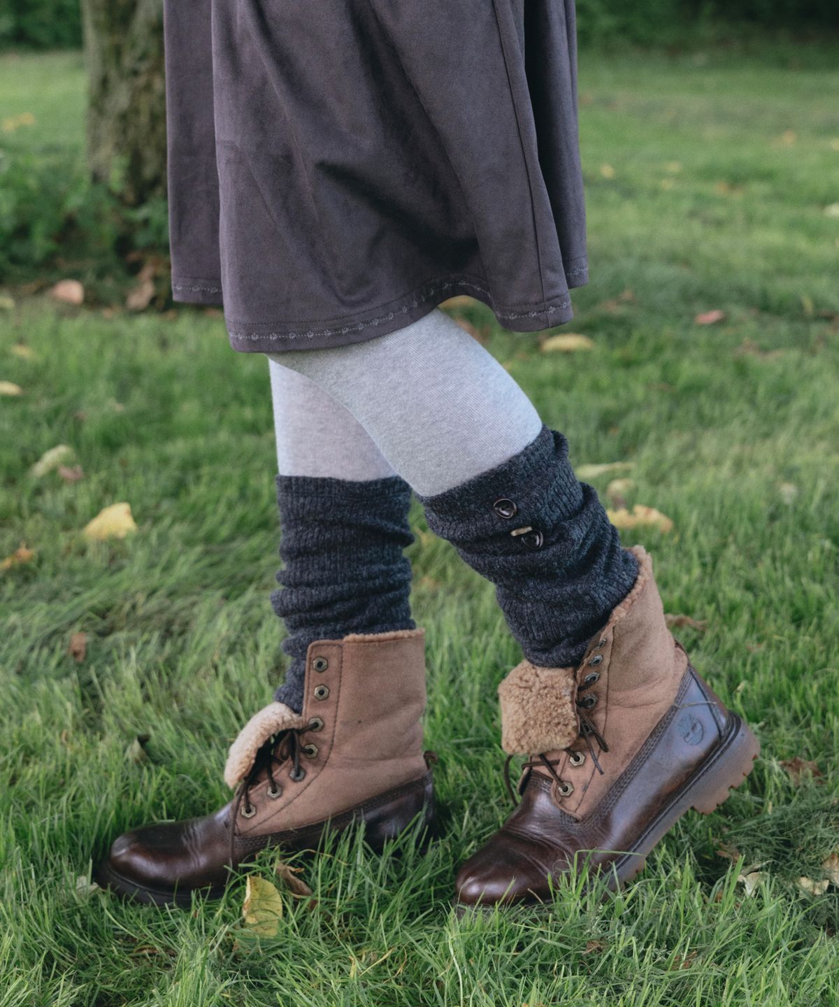 오헤시오(OHESHIO) RIBBED BUTTON LEG WARMERS, CHARCOAL