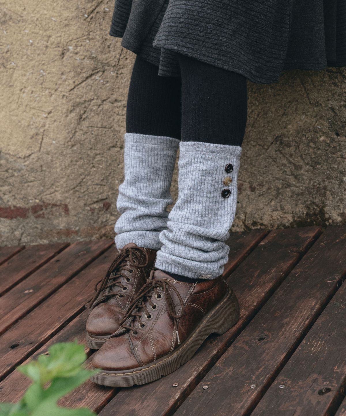 오헤시오(OHESHIO) RIBBED BUTTON LEG WARMERS, GRAY