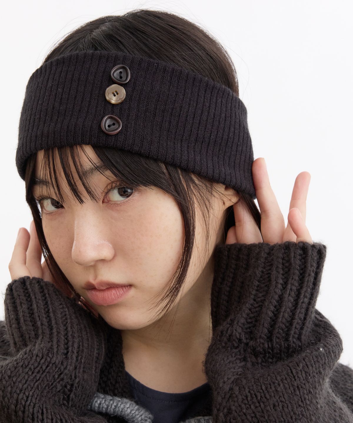 오헤시오(OHESHIO) RIBBED BUTTON HAIRBAND, BLACK