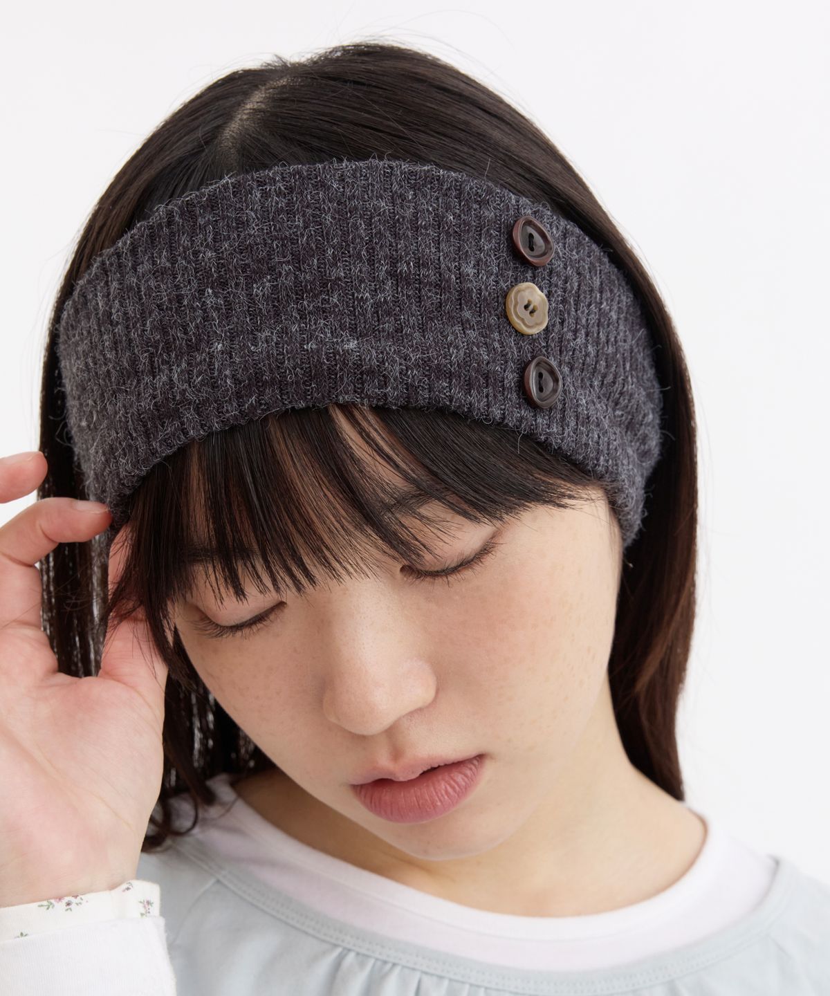 오헤시오(OHESHIO) RIBBED BUTTON HAIRBAND, CHARCOAL