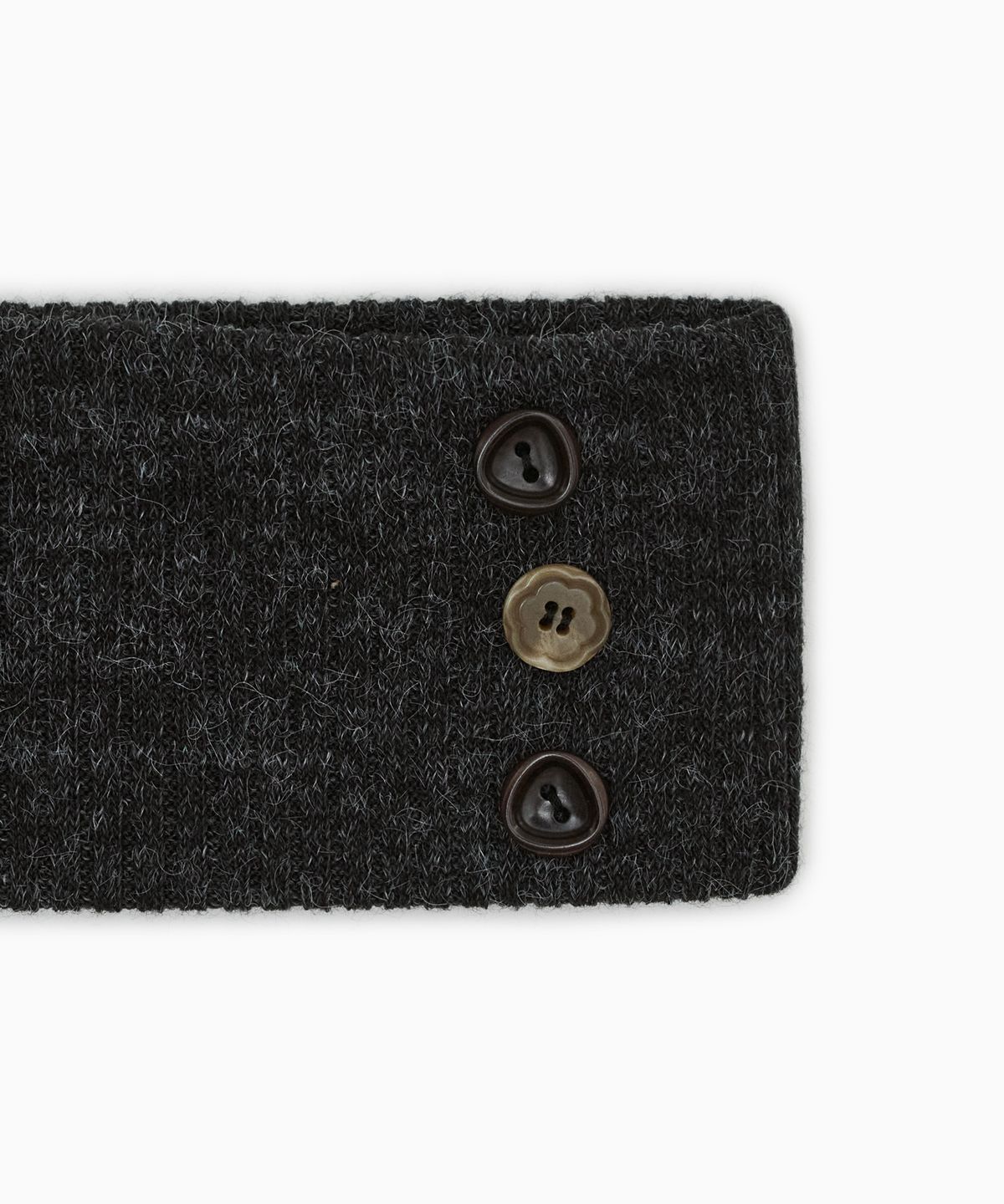 오헤시오(OHESHIO) RIBBED BUTTON HAIRBAND, CHARCOAL