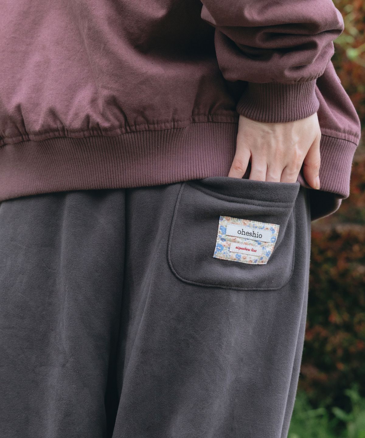 오헤시오(OHESHIO) FLORAL SIGNATURE PATCH POCKET SWEATPANTS, LAVENDER