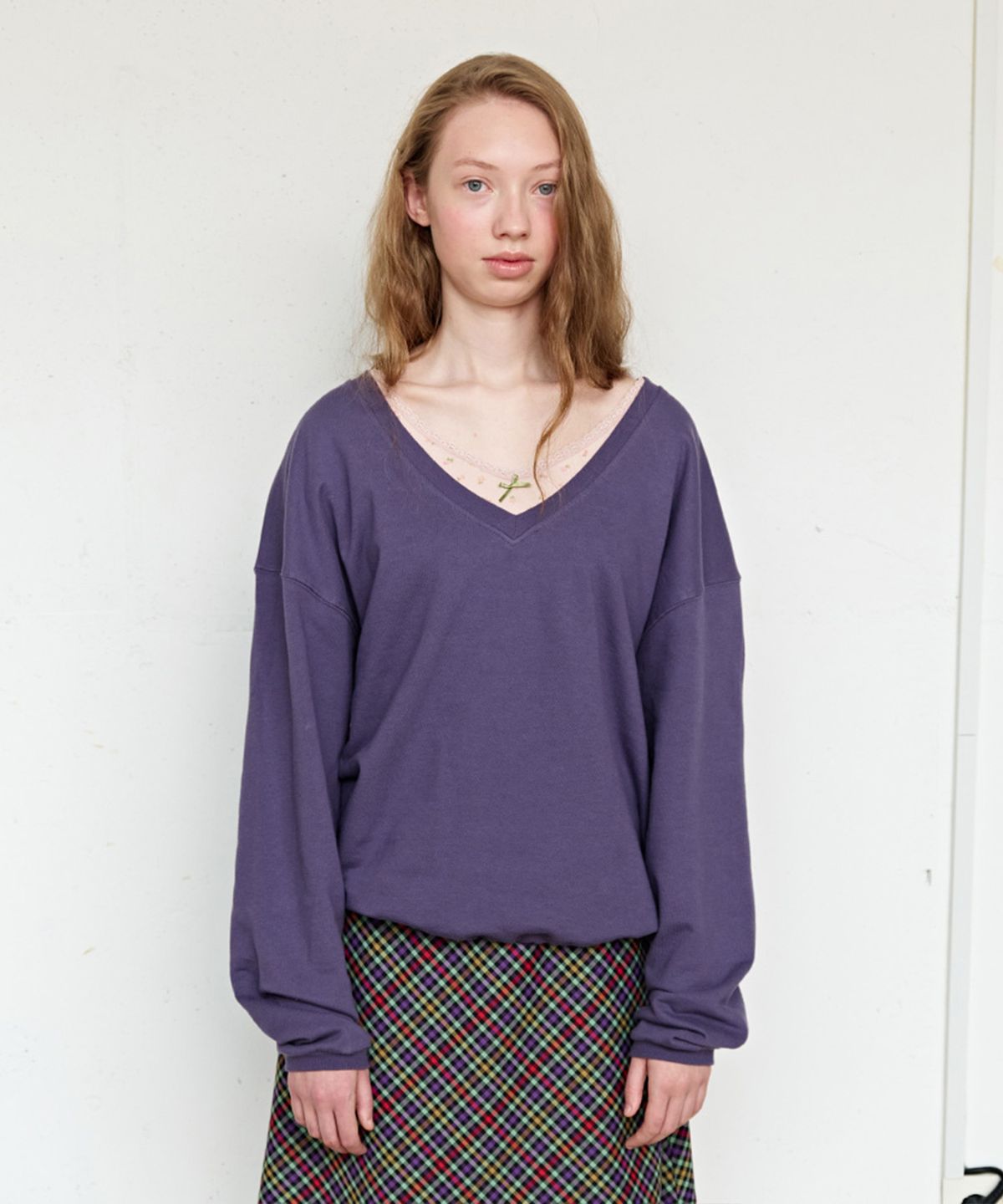 펀프롬펀(FUNFROMFUN) V-Neck Sweatshirt, Plum Smoothie