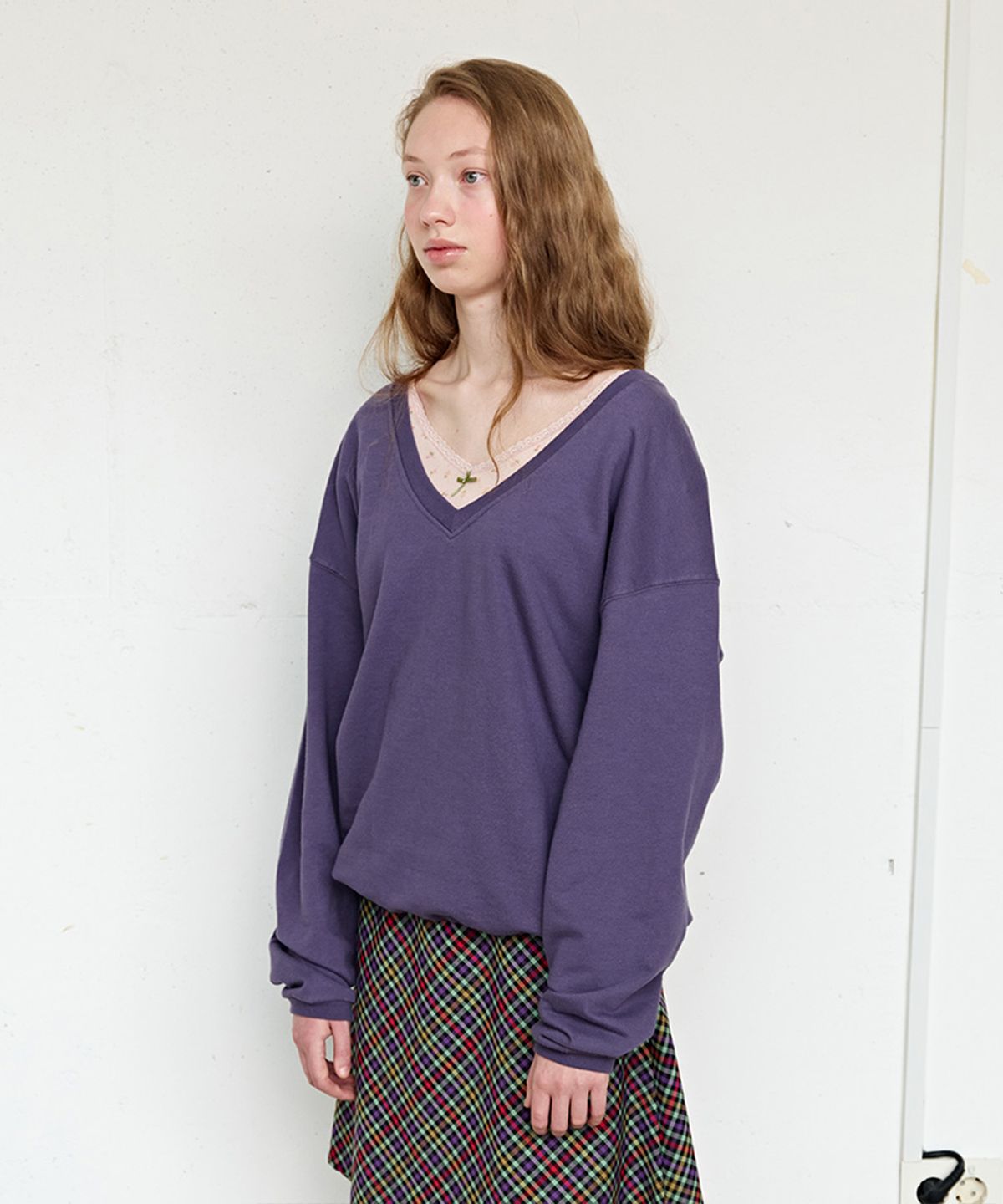 펀프롬펀(FUNFROMFUN) V-Neck Sweatshirt, Plum Smoothie