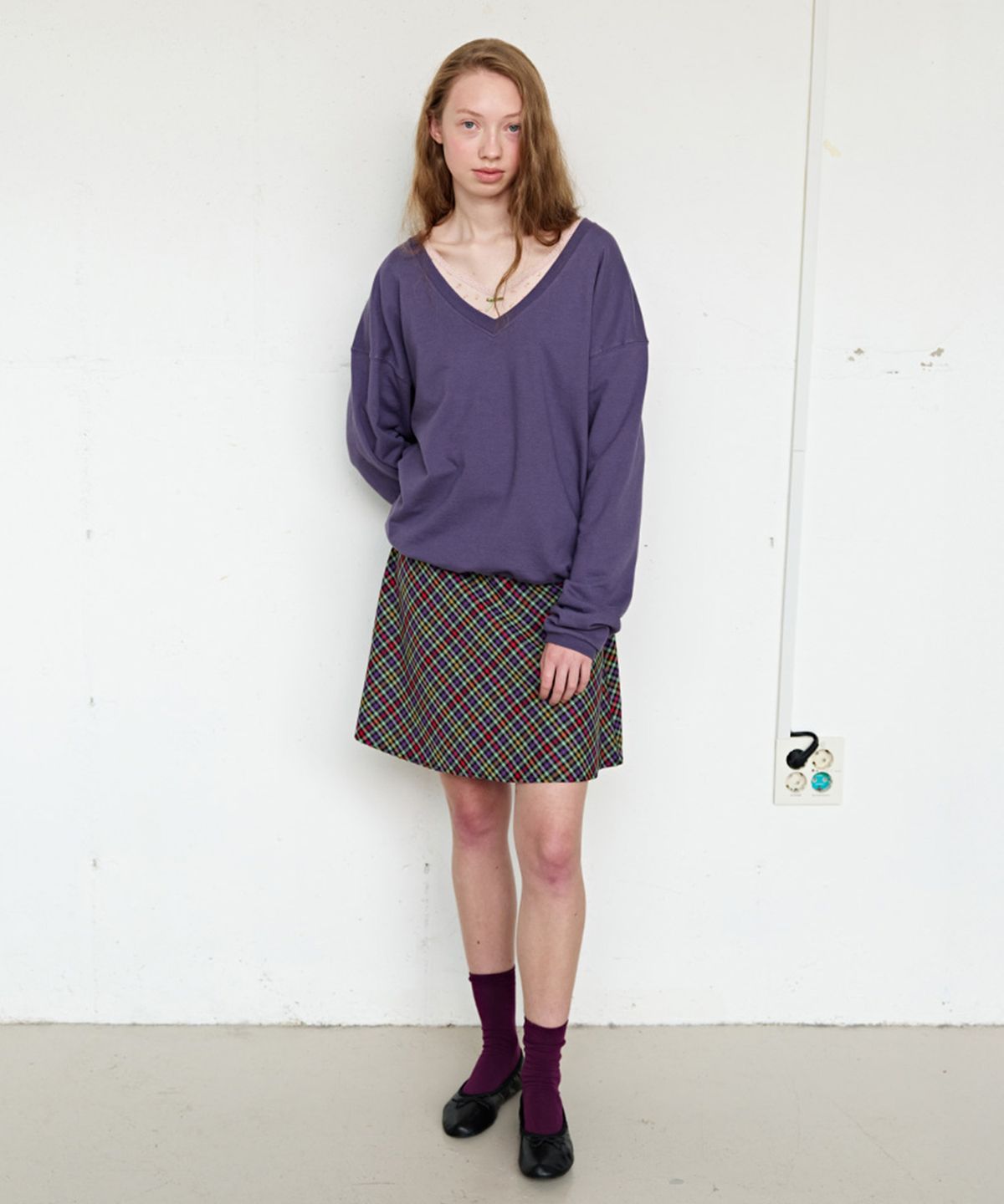 펀프롬펀(FUNFROMFUN) V-Neck Sweatshirt, Plum Smoothie