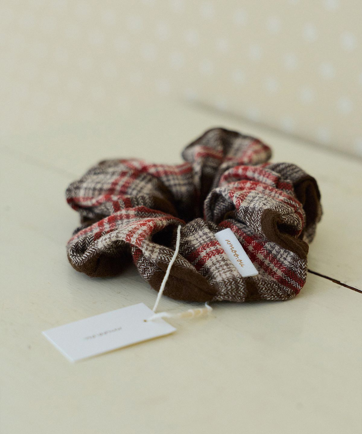 앤무오유(NMOU) vintage check scrunchie_brown red