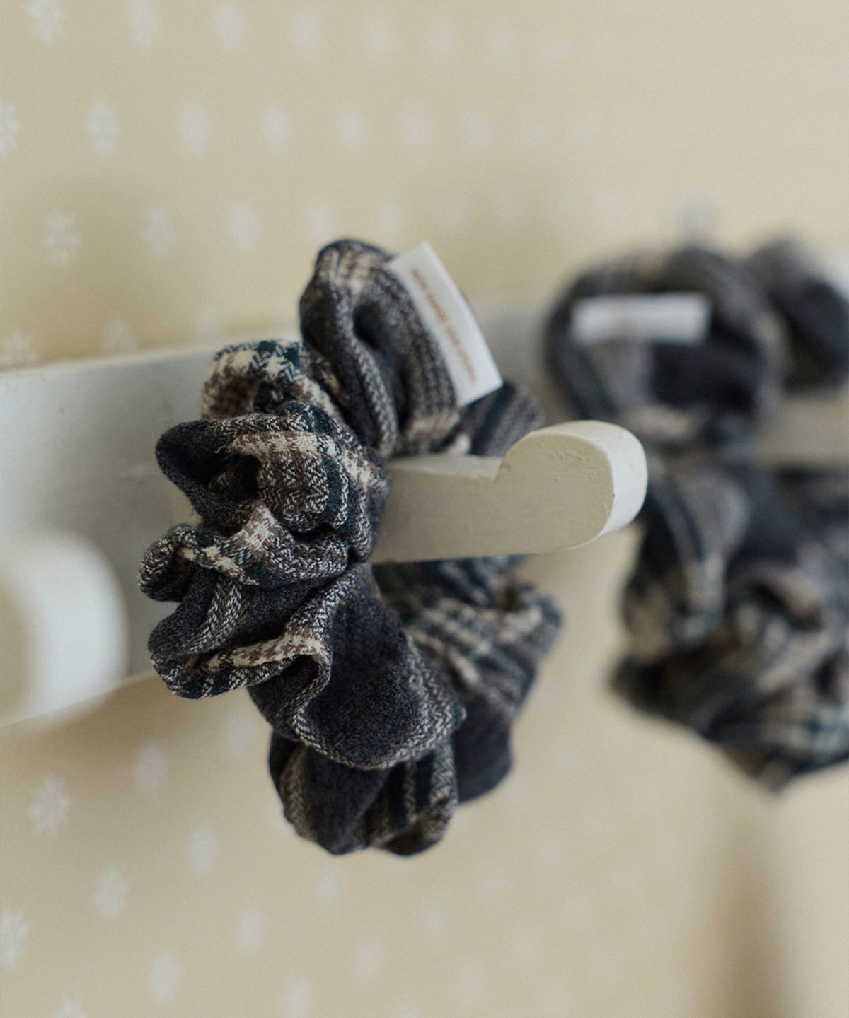 앤무오유(NMOU) vintage check scrunchie_charcoal green