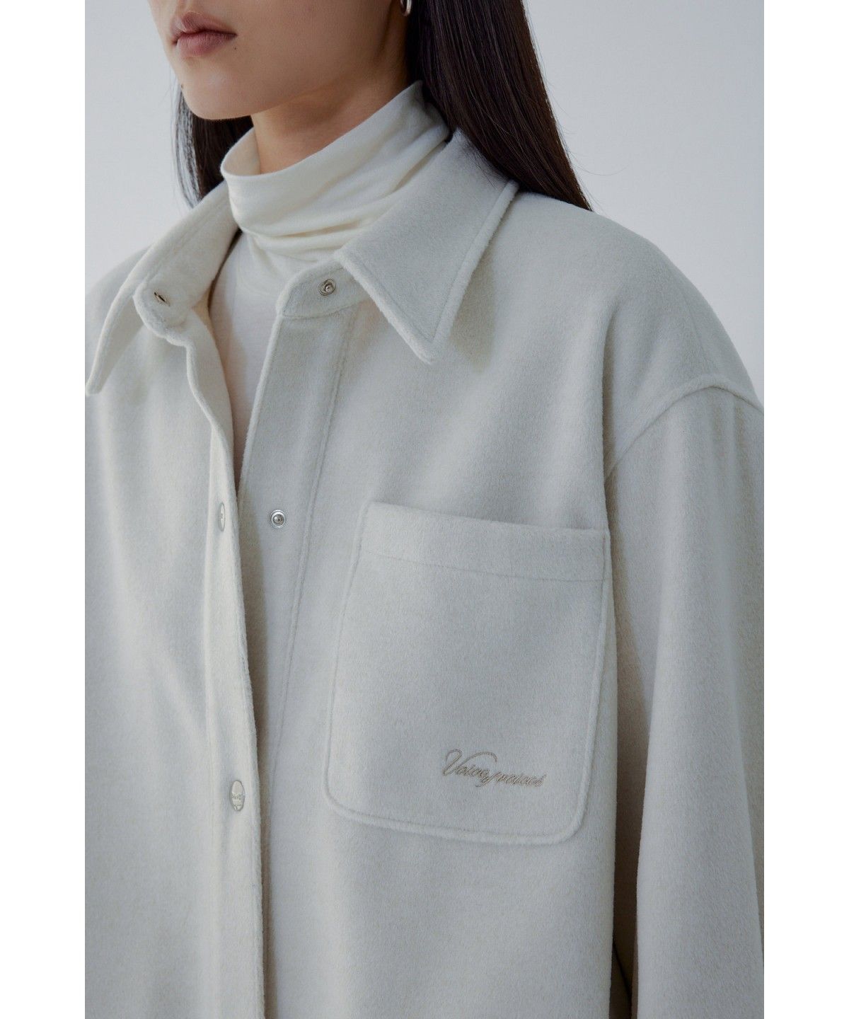 보브(VOICE OF VOICES) 엠브로이더리 포켓 플리스 셔켓_아이보리_7156460003