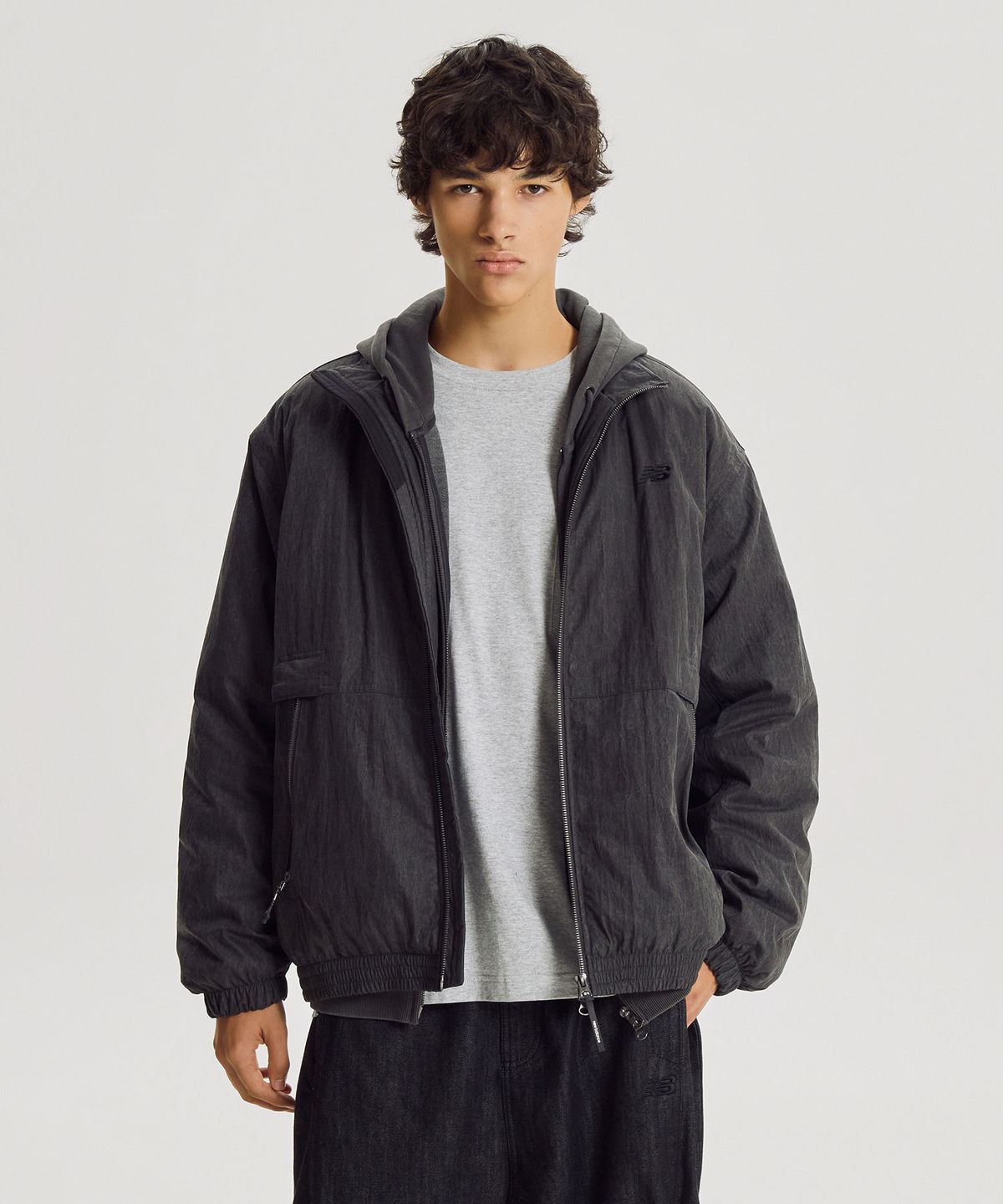 뉴발란스(NEW BALANCE) NBNQG41923 / UNI 헤리티지 스텐드넥 패딩 자켓 (A/CHARCOAL)